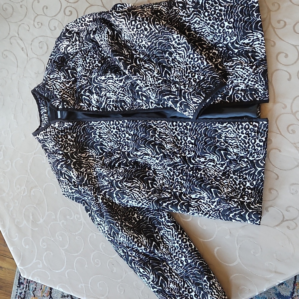 Requirements. Black And White Light Quilteed Jacket, Size Xl